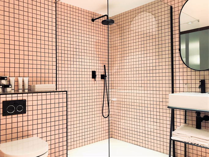 Bathroom 4, Le Versailles, Alpes-Maritimes