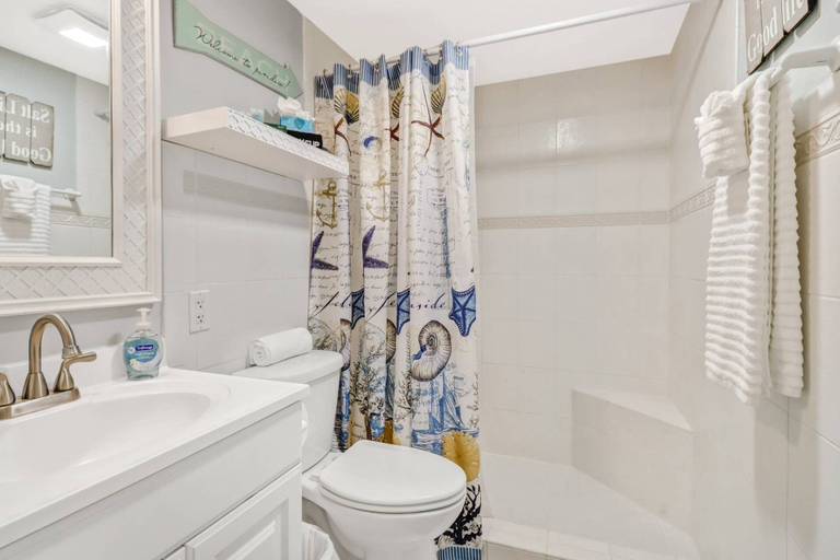 Bathroom 4, Beach & Tennis 3401, Lee