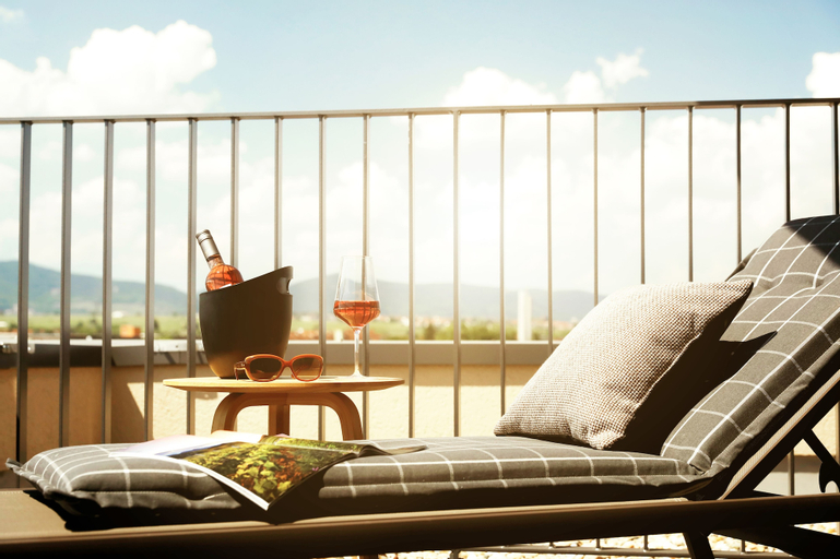 Exterior & Views 8