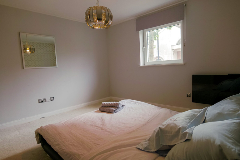 Bedroom 2, Stunning Holiday Stay With Free Gym and Parking, Cardiff