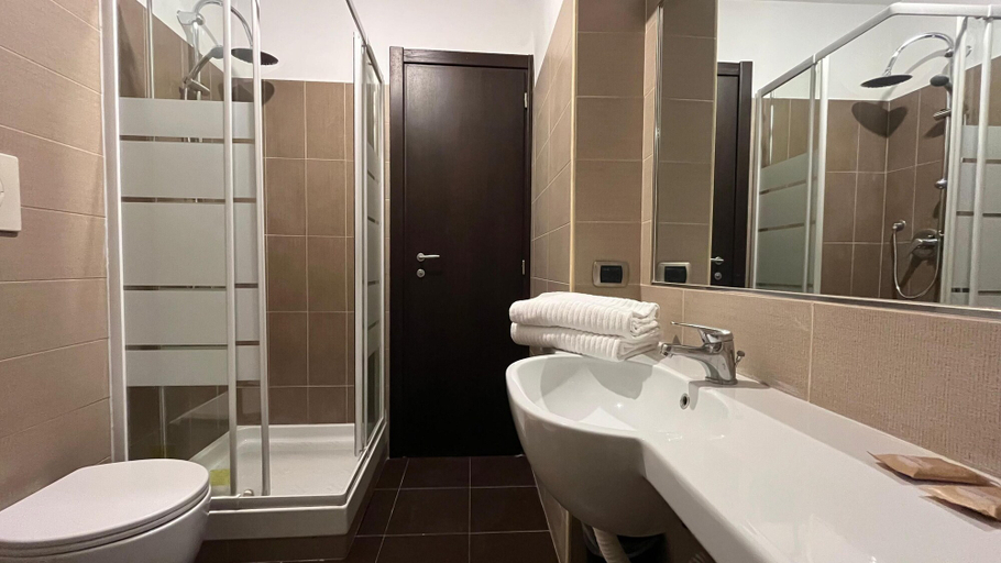 Bathroom 5, Cloud 9 Hotel, Rome