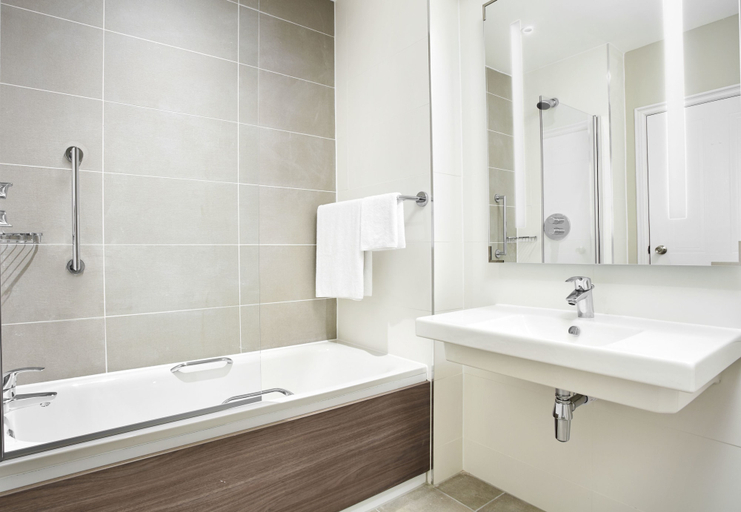 Bathroom 5, Leonardo Hotel and Conference Venue Hinckley Island, Leicestershire