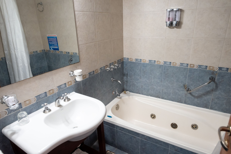 Bathroom 5, Hotel Emperatriz, Rió Hondo