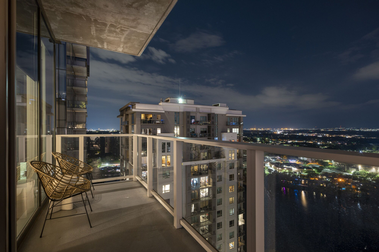 Exterior & Views 8
