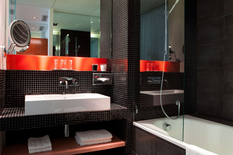 Bathroom 4, Golden Tulip Opera De Noailles, Paris