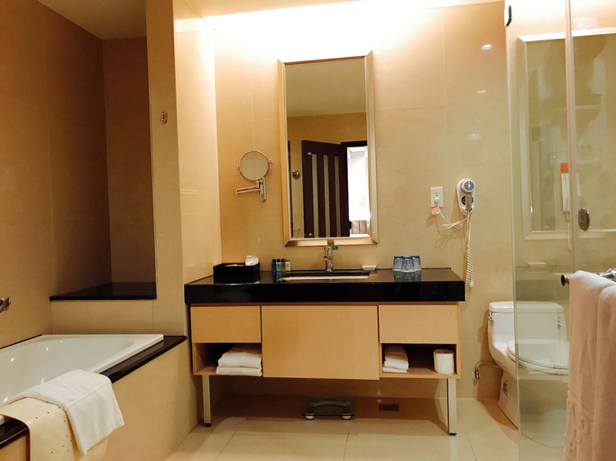 Bathroom 5, Golden Tulip Zhong Xin Hotel Taichung, Taichung