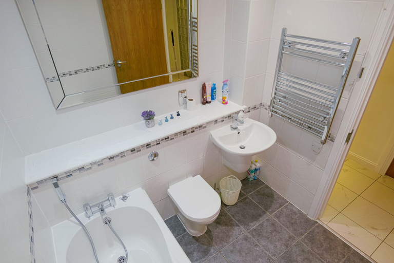 Bathroom 5, Stunning Holiday Stay With Free Gym and Parking, Cardiff