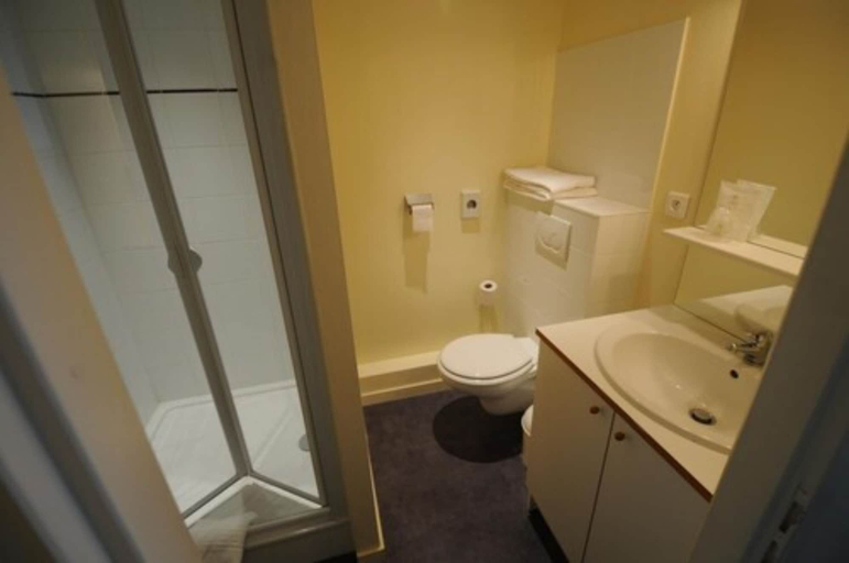 Bathroom 3, Hotel Restaurant Bellevue, Haute-Savoie