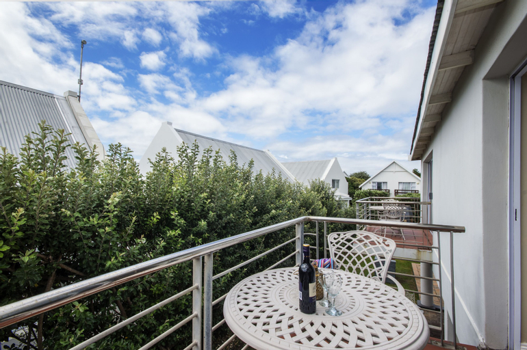Exterior & Views 6