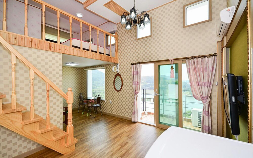 Others 5, Sun and Moon Pension, Yeosu