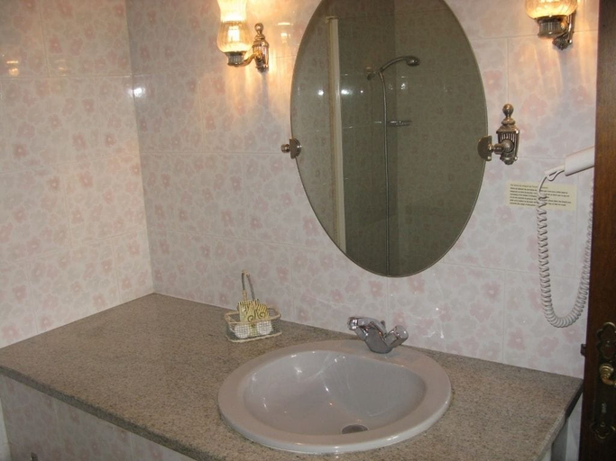 Bathroom 4, Les Géraniums, Vaucluse