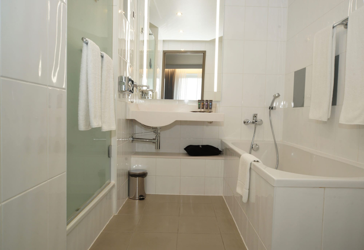 Bathroom 3, Novotel Vilnius Centre, Vilniaus