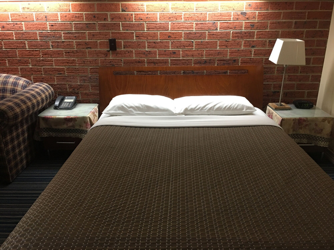 Bedroom 3, Carnegie Motor Inn, Melbourne