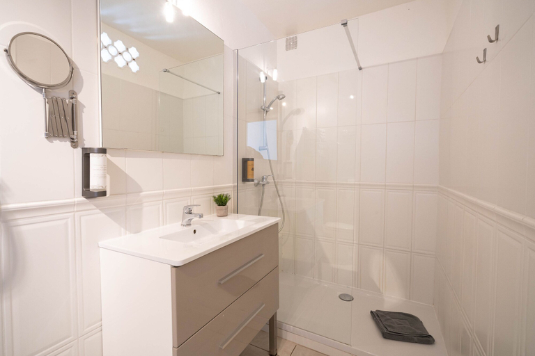 Bathroom 4, Le Méditerranée, Var