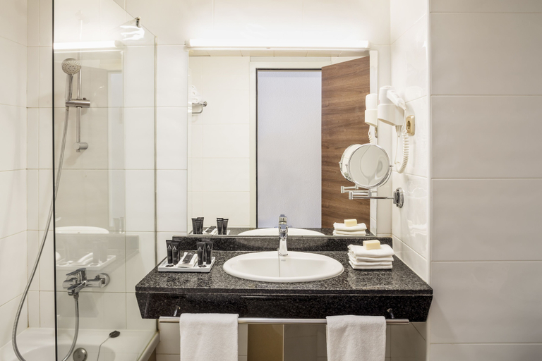Bathroom 4, AQUA Hotel Aquamarina & Spa, Barcelona