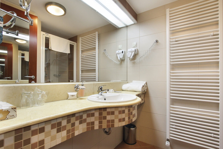 Bathroom 5, Airport Hotel Budapest, Gyál