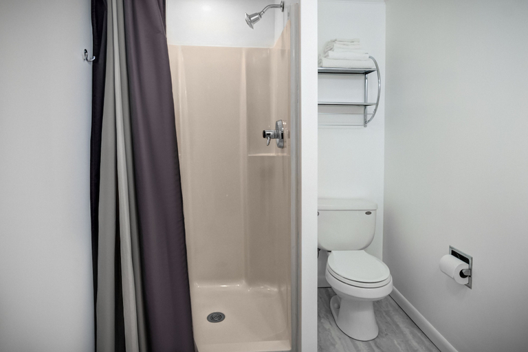 Bathroom 5, Kittery Inn and Suites, York