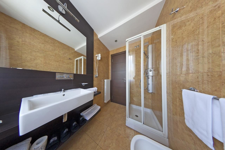 Bathroom 5, Inverigo Hotel, Como