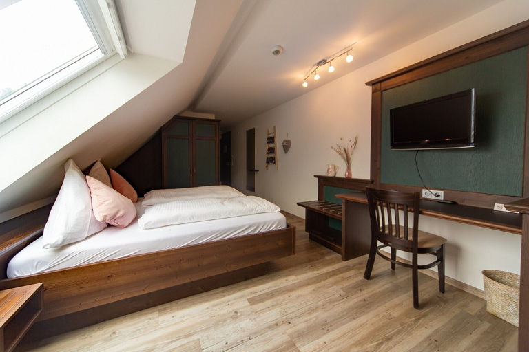 Bedroom 4, Hotel Restaurant Auerhahn, Calw