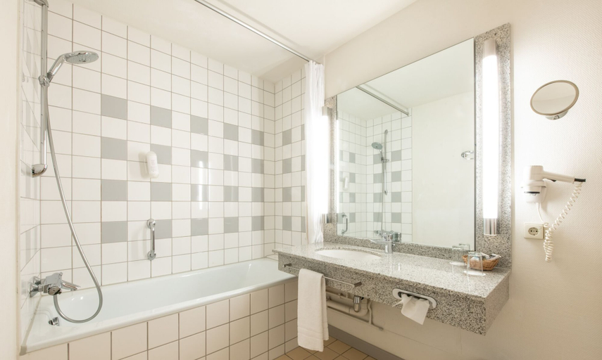 Bathroom 5, Mercure Hotel Offenburg am Messeplatz, Ortenaukreis