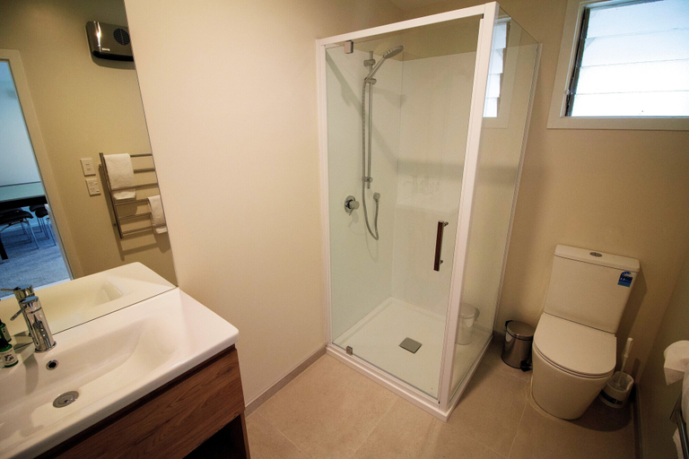 Bathroom 4, Kaikoura Beach Motel, Kaikoura