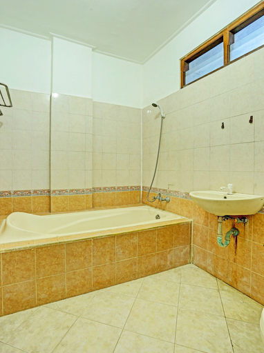 Bathroom 3, OYO Collection O 91125 Puri Dewa Bharata, Badung