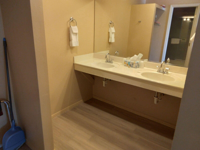 Bathroom 5, SPRING CREEK, Gila