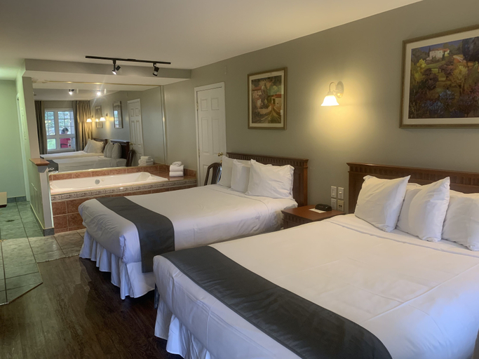 Bedroom 3, Hotel & Suites Les Laurentides Saint Sauveur, Les Pays-d'en-Haut