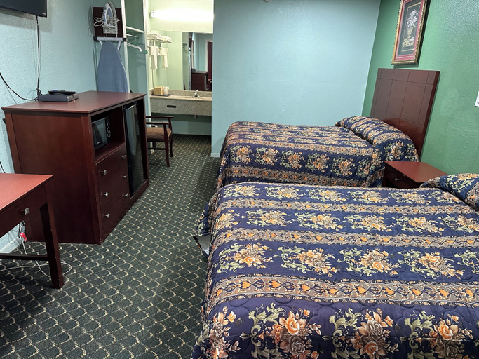 Bedroom 1, Roadside Inn, Wilson