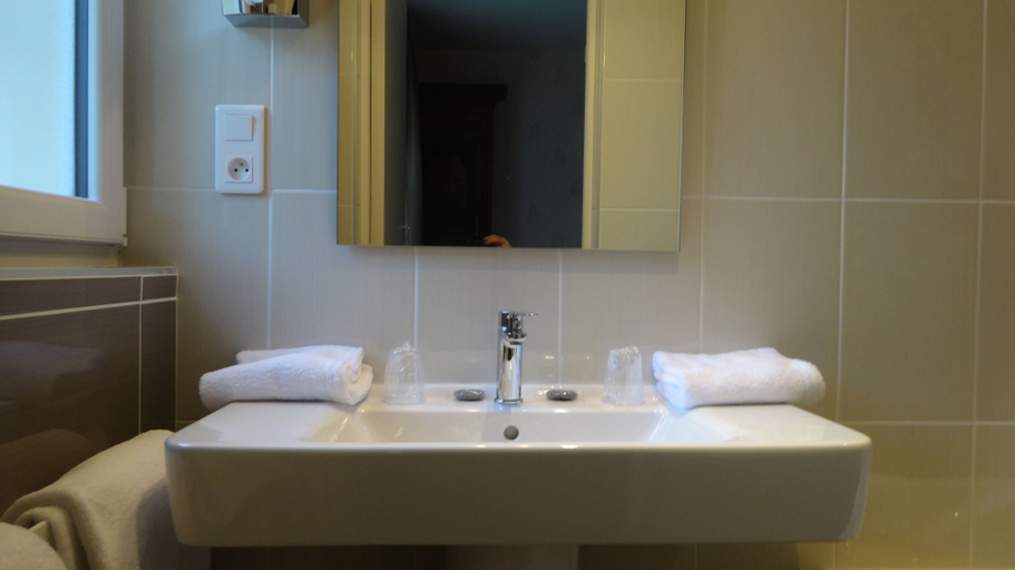 Bathroom 5, Best Western Hotel Montgomery, Manche