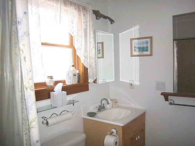 Bathroom 5, Coppertoppe Inn and Retreat Center, Grafton