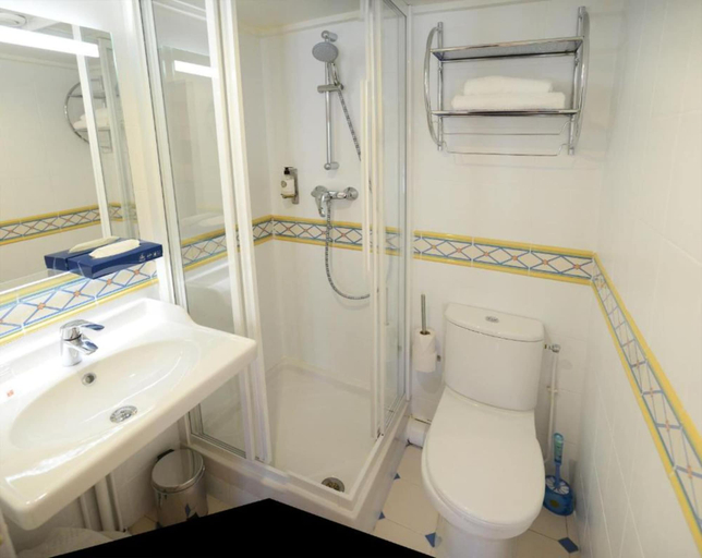 Bathroom 4, Hotel Malar, Paris