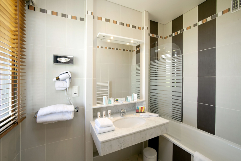 Bathroom 3, Hotel Albert 1er, Hauts-de-Seine