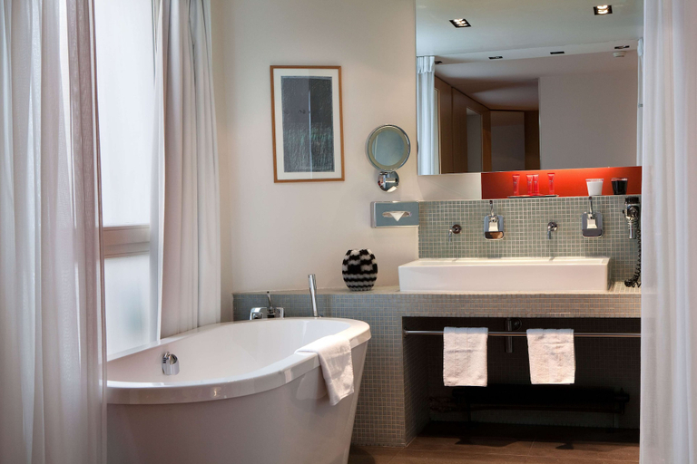 Bathroom 4, Golden Tulip Opera De Noailles, Paris