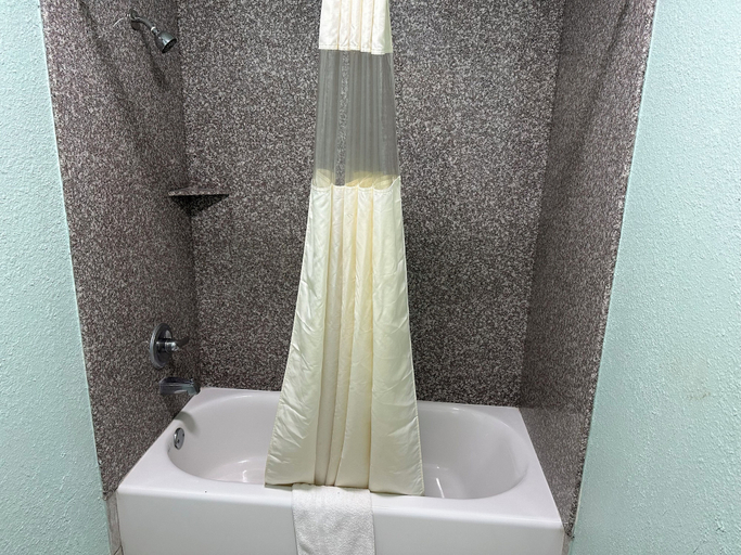 Bathroom 5, Roadside Inn, Wilson