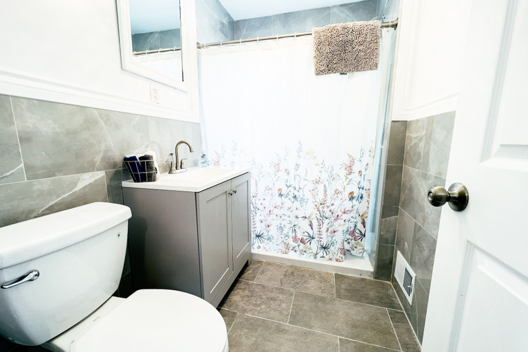 Bathroom 4, The Ashland Manor, Niagara