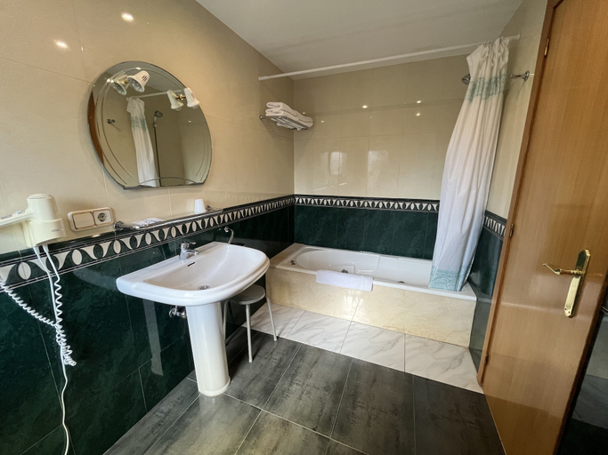 Bathroom 5, Hostal Tarrés, Girona