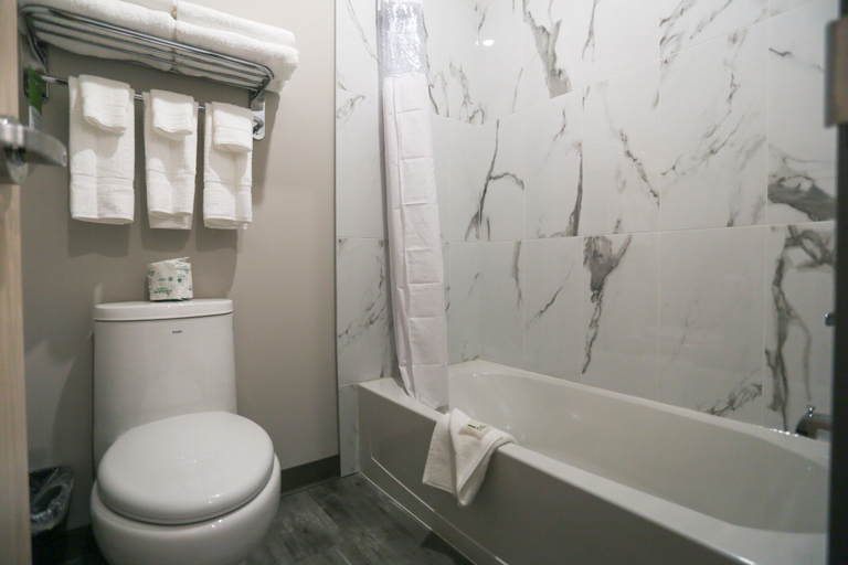 Bathroom 4, Days Inn by Wyndham Calgary North Balzac, Division No. 6