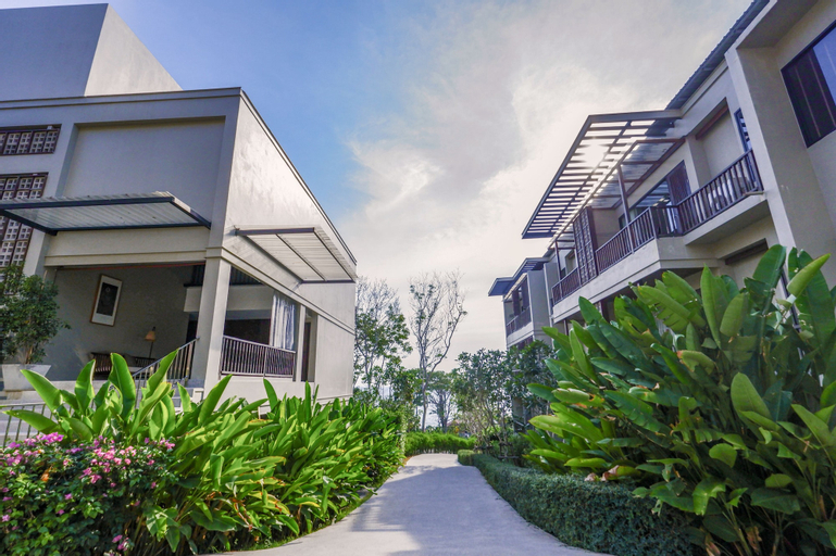 Exterior & Views 10