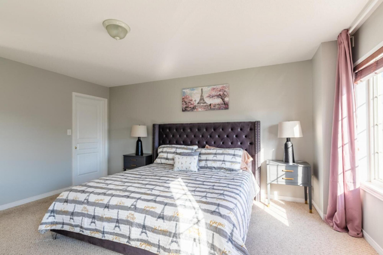 Bedroom 3, Unique Townhome Private HOT TUB Gym Sauna BBQ Playground Garage, Hamilton