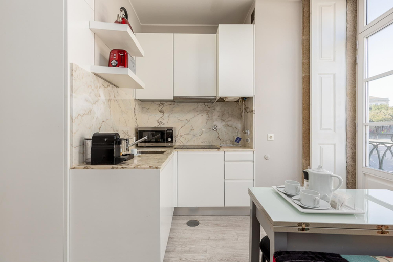 Room 2, Cl Rigos 2A in Porto, Porto
