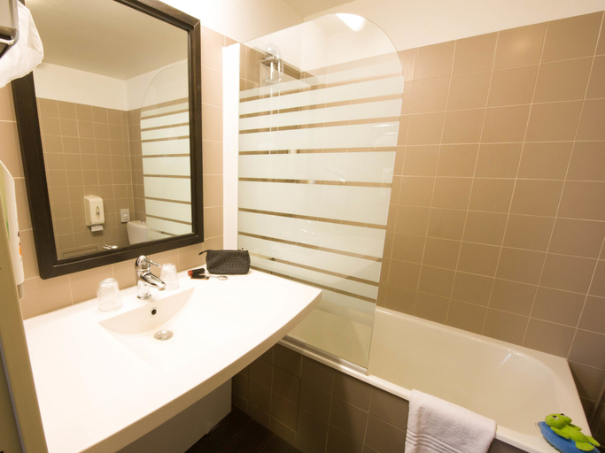 Bathroom 4, ibis Styles Nantes Centre Place Royale, Loire-Atlantique