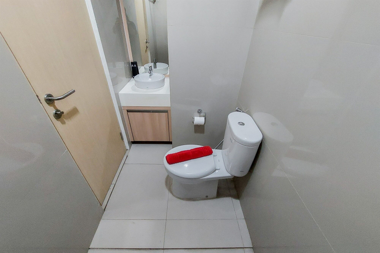Bathroom 4, Nice And Elegant Studio At Tree Park City Bsd Apartment, South Tangerang