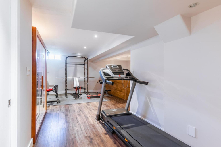 Others 5, Unique Townhome Private HOT TUB Gym Sauna BBQ Playground Garage, Hamilton