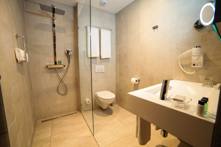 Bathroom 5, DoubleTree by Hilton Hotel Amsterdam - NDSM Wharf, Amsterdam