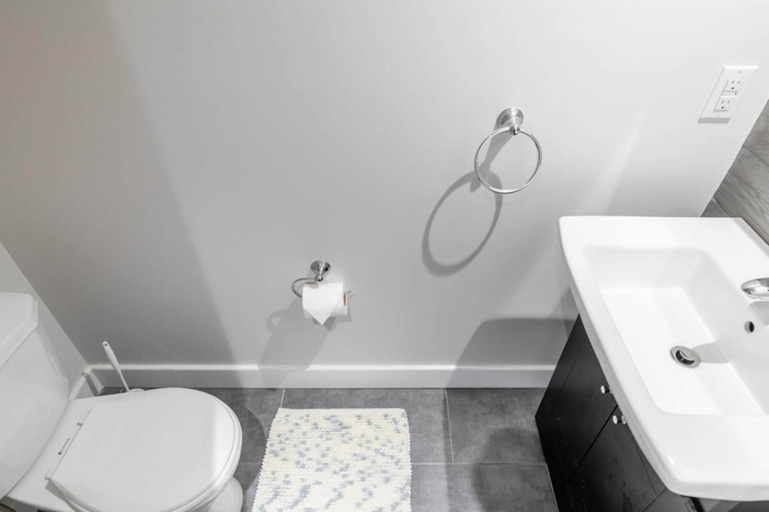 Bathroom 4, Unique Townhome Private HOT TUB Gym Sauna BBQ Playground Garage, Hamilton