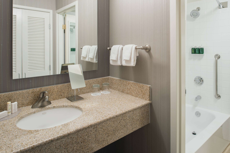 Bathroom 4, Sonesta Select Seattle Bellevue Redmond, King