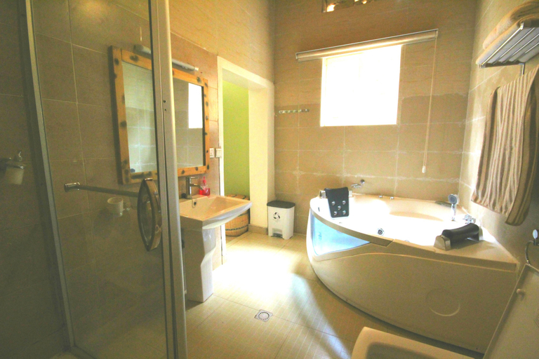 Bathroom 3, Yambi Guesthouse, Kicukiro