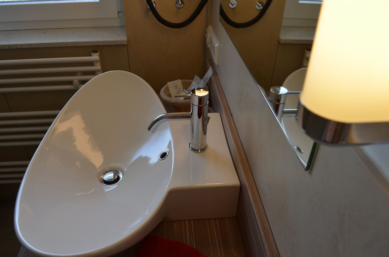 Bathroom 5, Hotel & Restaurant Itzumer Paß, Hildesheim