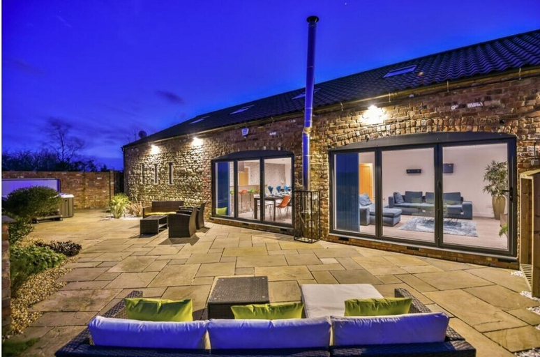 Exterior & Views 2, Lincoln 4-beds, Sleeps 13, Hot Tub & Pet Friendly, Lincolnshire